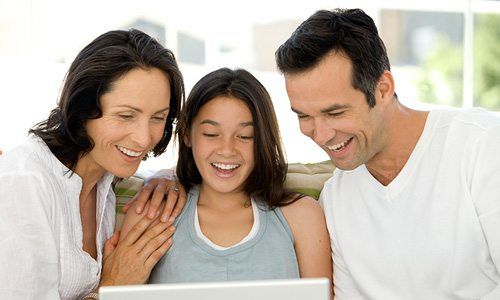 يمكن للوالدين المساعدة في منع التنمر عبر الإنترنت