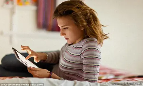 adolescentes com tablets espiões