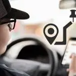 Suivre les adolescents à l'aide d'un téléphone portable en conduisant